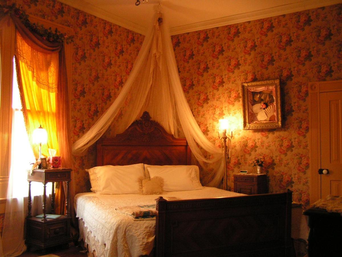 Carleton House Bed And Breakfast Bonham Екстериор снимка